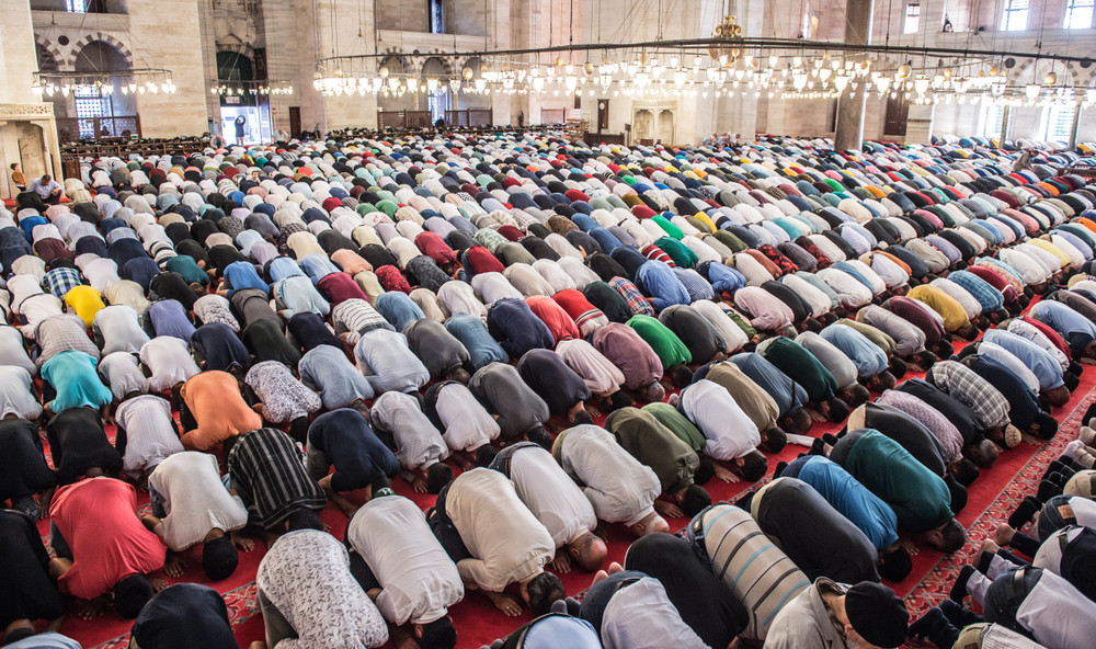 UAE Mosques Prepare for Larger Crowds on the Last Friday of Ramadan