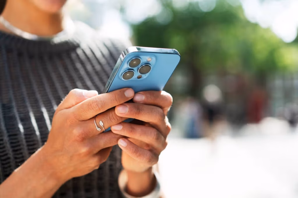 New To Abu Dhabi? Your Essential Guide To Settling Into The City 5 Phone Setup